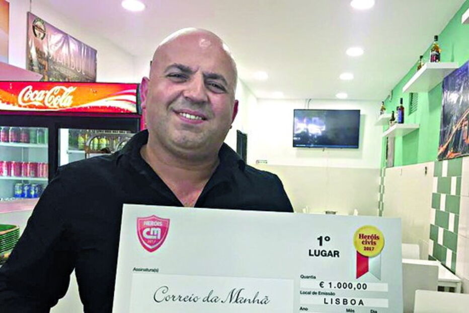 Mustafa mostra cheque. Ganhou nos Heróis Civis 