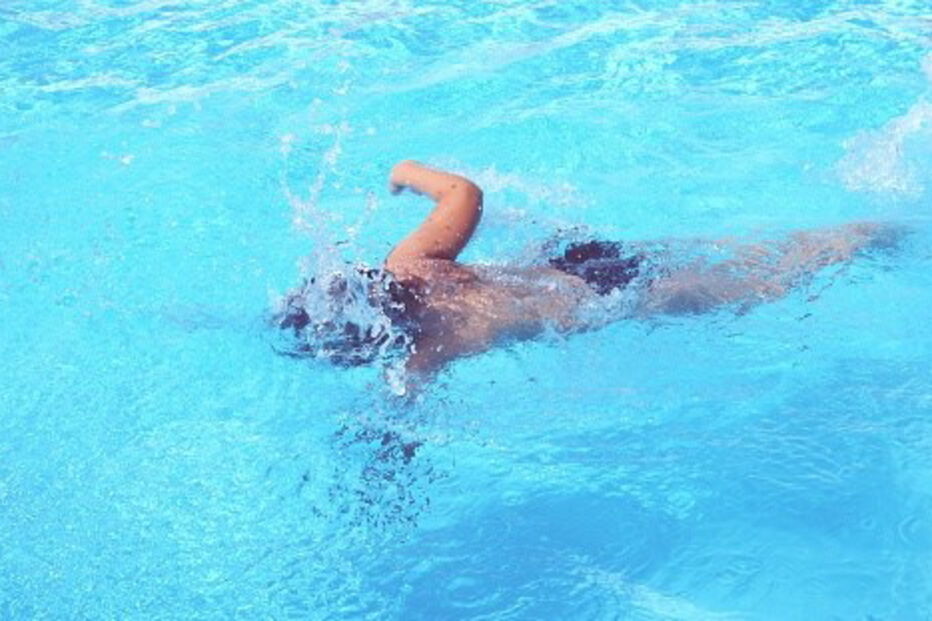 Sistema de limpeza da piscina sugou parte dos intestinos de criança de 14 anos, depois de brincadeira que correu mal