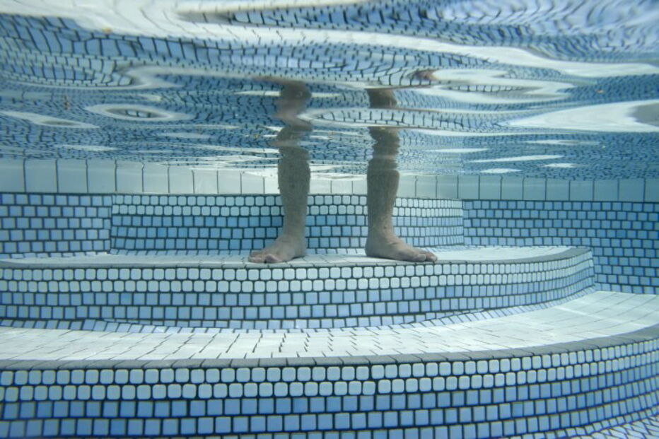 Sistema de limpeza da piscina sugou parte dos intestinos de criança de 14 anos, depois de brincadeira que correu mal