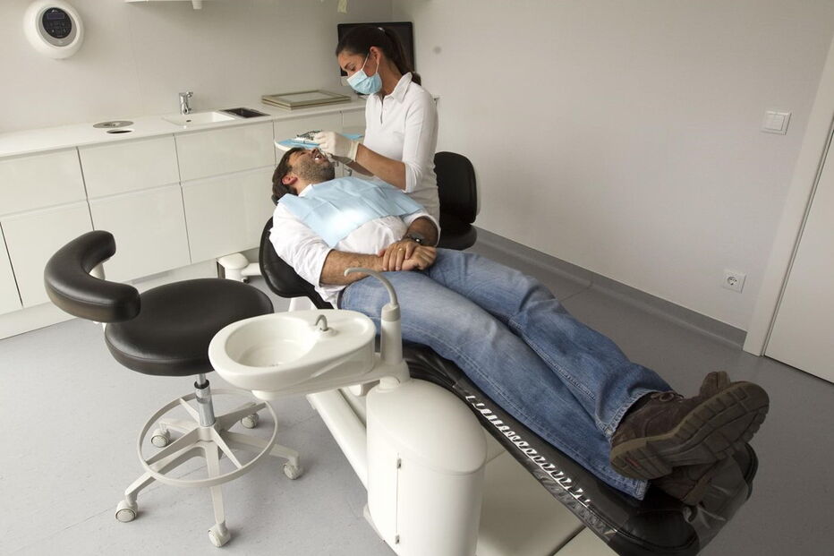 O acompanhamento especializado por um médico dentista deve ser feito regularmente. A prevenção e a deteção precoce de problemas na cavidade oral ajudam a impedir complicações no futuro 