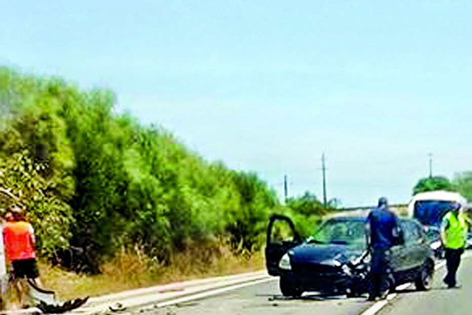 Colisão ontem na zona de Lagoa provocou danos materiais em duas viaturas     