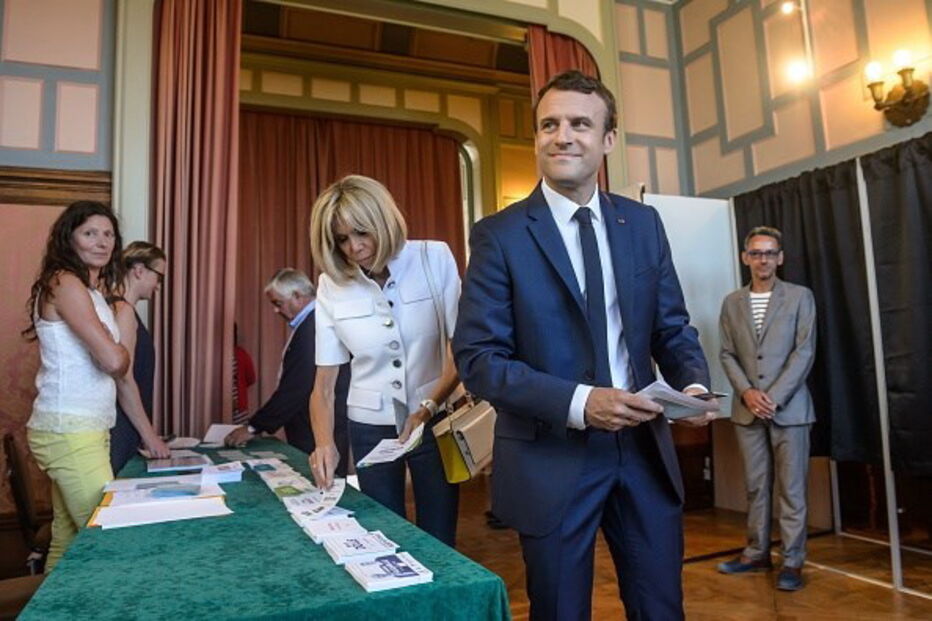 Emmanuel Macron e a mulher, Brigitte, exercem o seu direito de voto