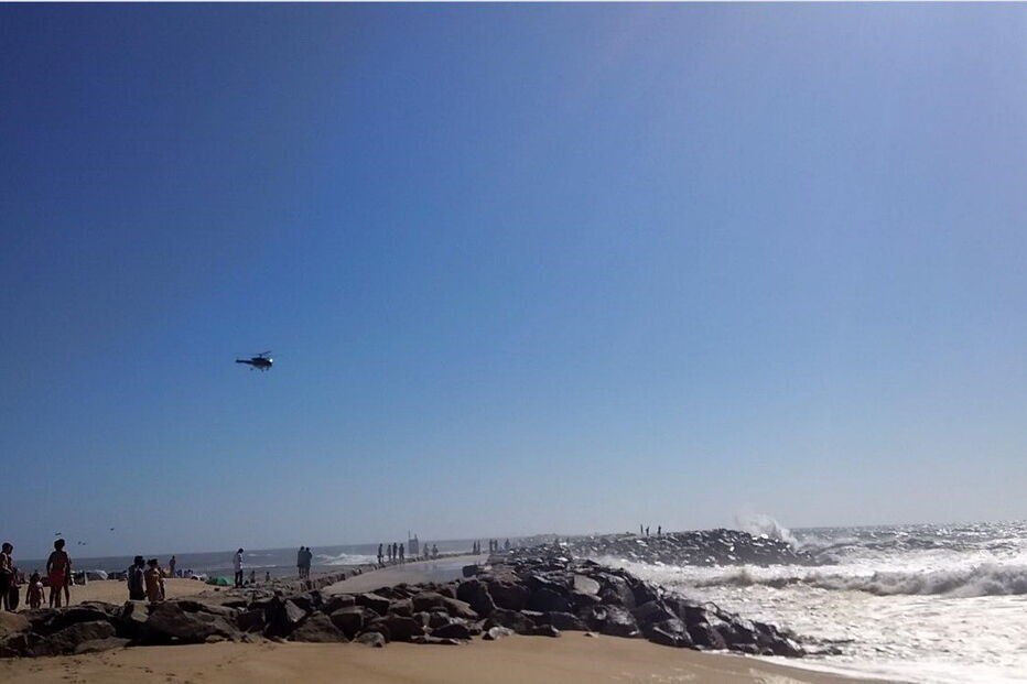 Onda leva dois jovens em praia de Espinho