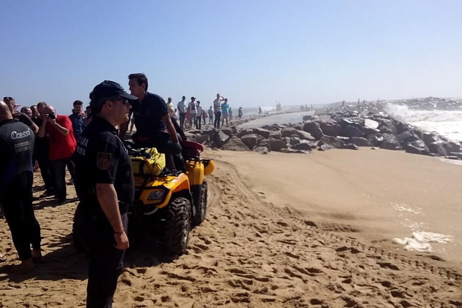 Onda leva dois jovens em praia de Espinho