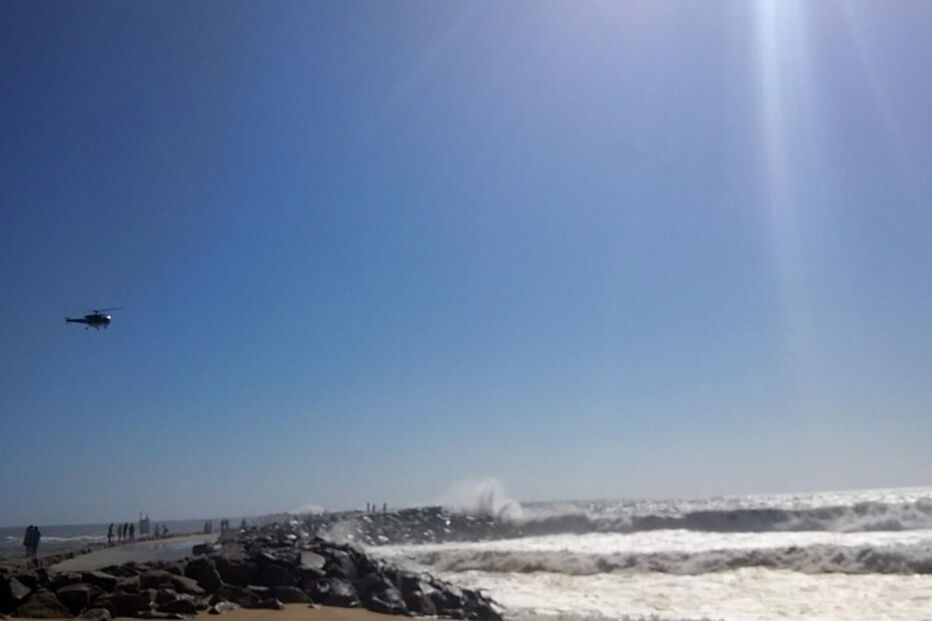 Onda leva dois jovens em praia de Espinho