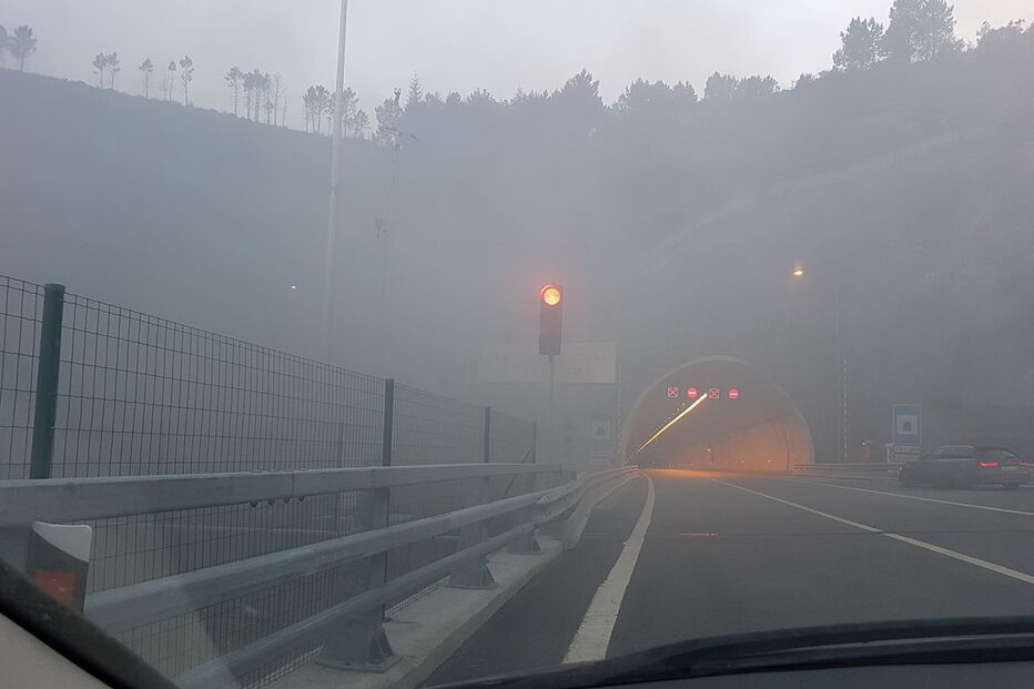 Autocarro em chamas no túnel do Marão