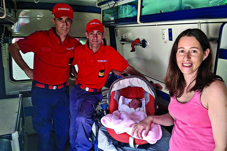 Mãe e filha foram ao quartel e posaram para a foto na ambulância e com os bombeiros Júlio Serras e Herculano Lopes