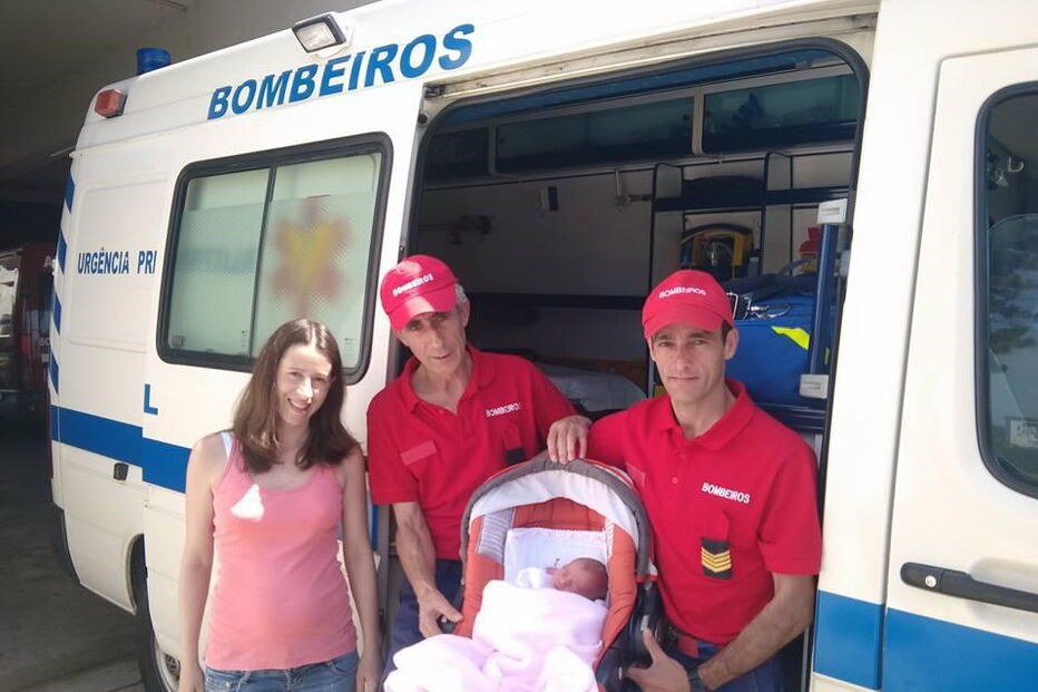 Mãe e filha foram ao quartel e posaram para a foto na ambulância e com os bombeiros Júlio Serras e Herculano Lopes