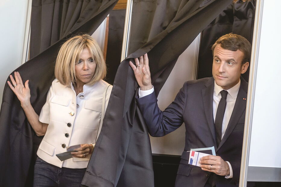 Emmanuel Macron (na foto com a mulher, Brigitte Trogneux) pediu uma maioria clara para avançar com o seu ambicioso programa de reformas      