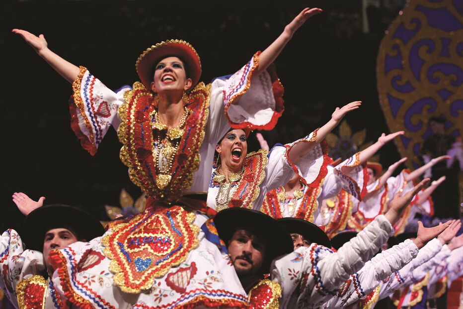 Marchas populares e noivos de Santo António. À noite há desfile na avenida e durante o dia há casamentos nos Paços do Concelho e na Sé  