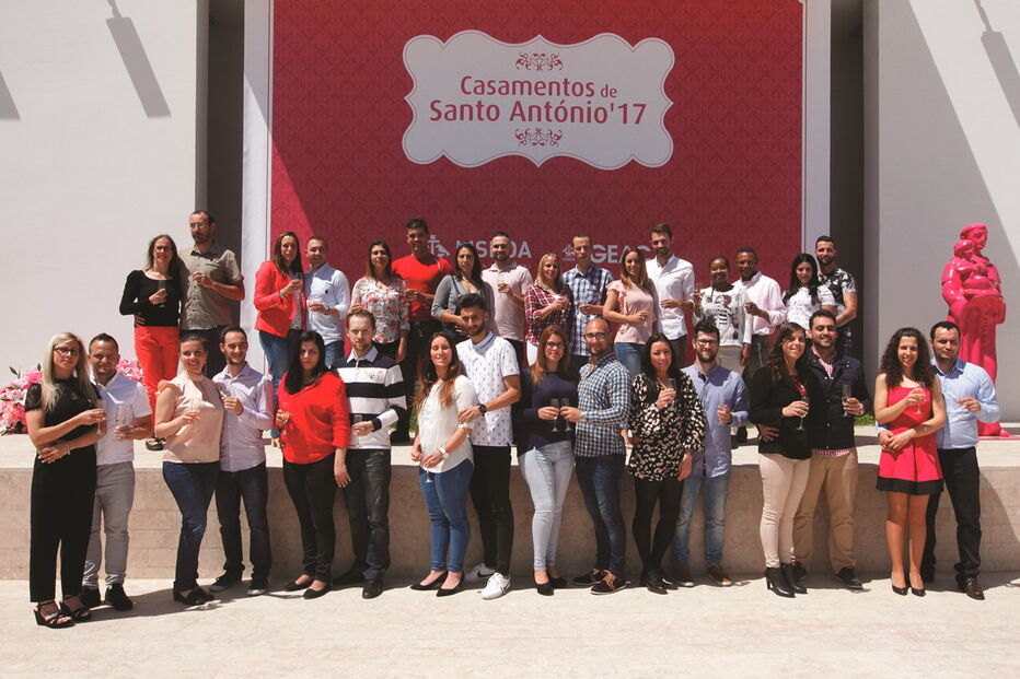 Marchas populares e noivos de Santo António. À noite há desfile na avenida e durante o dia há casamentos nos Paços do Concelho e na Sé  