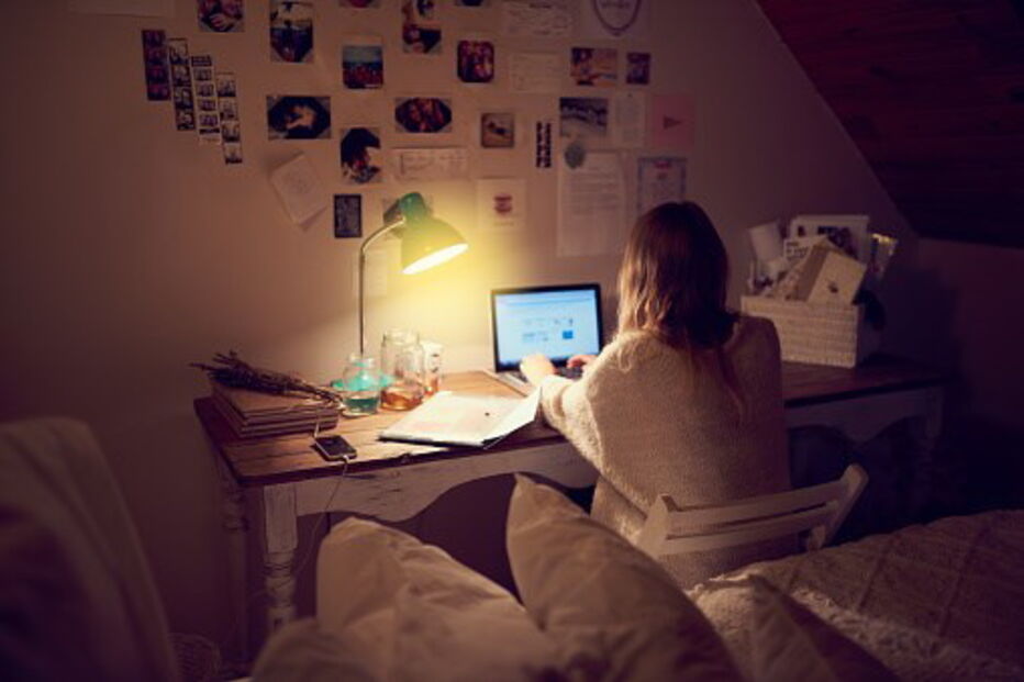 Mulher filmou abusos sexuais aos três filhos menores e divulgou vídeos em sites de pornografia infantil