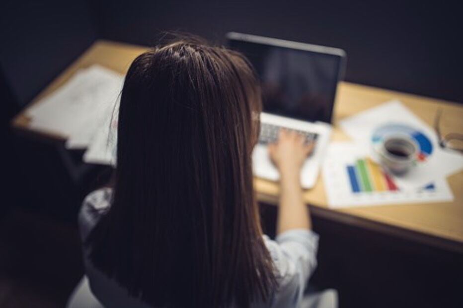 Mulher filmou abusos sexuais aos três filhos menores e divulgou vídeos em sites de pornografia infantil