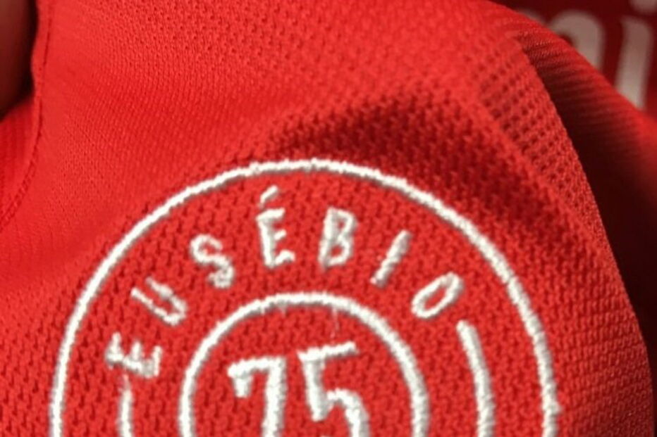 Equipamento do Benfica com referência a Eusébio