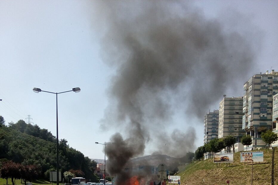 Carro ardeu na Calçada de Carriche