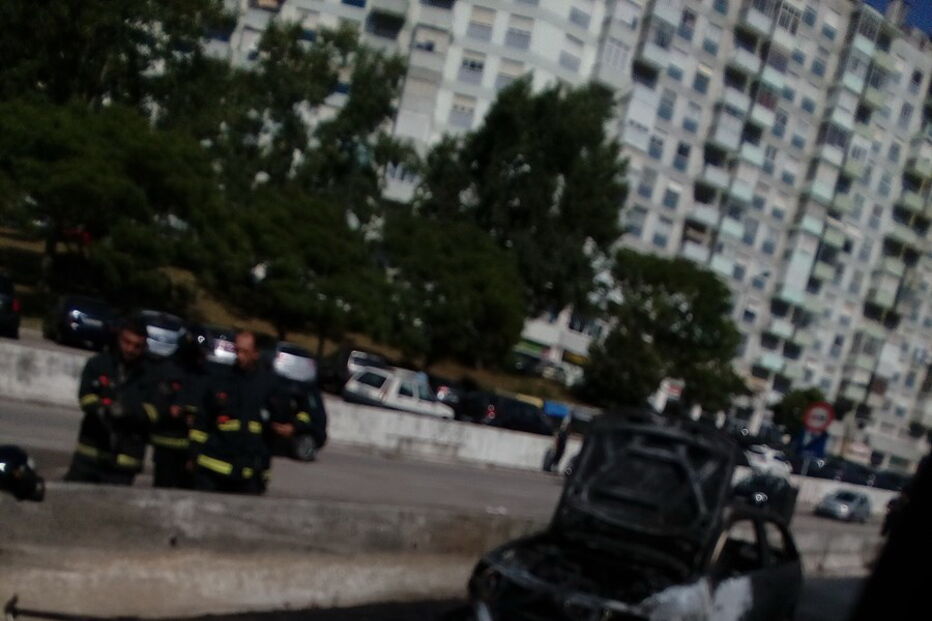 Carro ardeu na Calçada de Carriche
