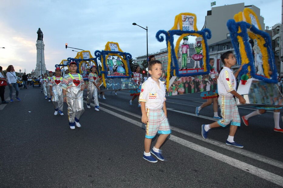 Crianças da Voz do Operário abriram o desfile