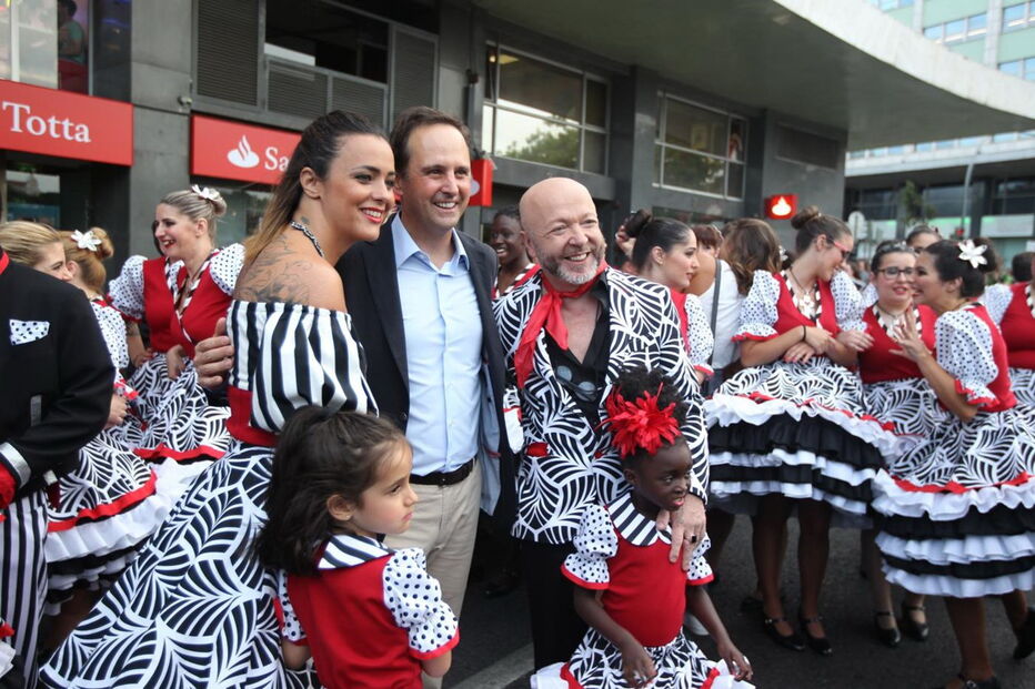 Eduardo Beauté e Marta Cruz, padrinhos da marcha dos Mercados, com o presidente da Câmara de Lisboa