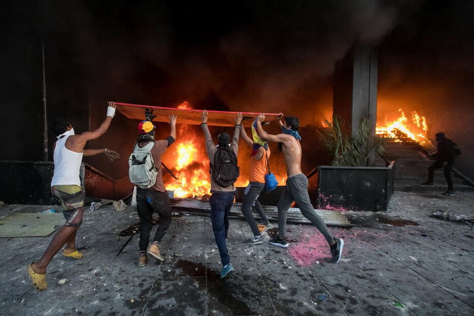 Grupo de encapuzados deitou fogo a gabinete do Supremo Tribunal da Venezuela