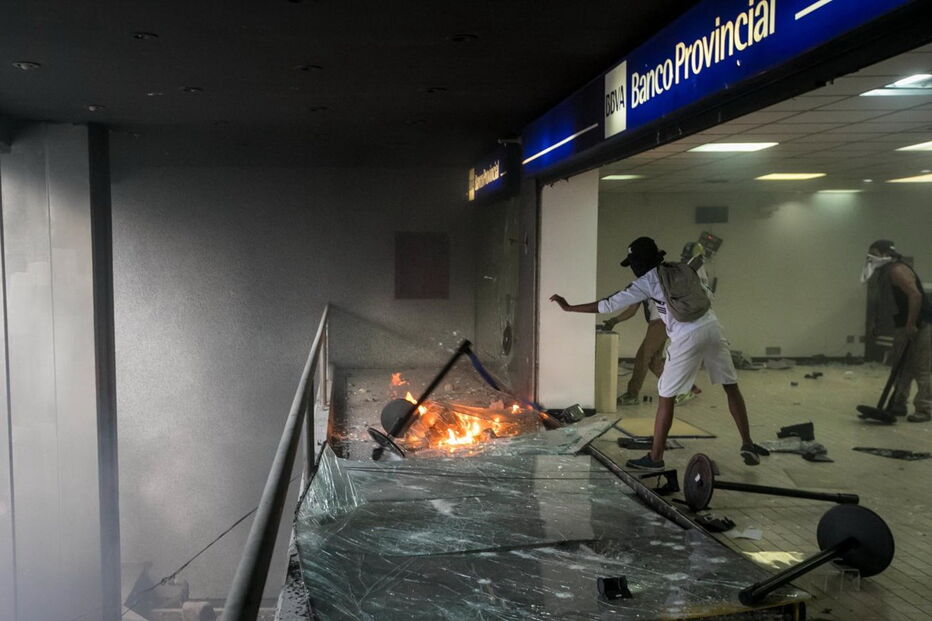 Grupo de encapuzados deitou fogo a gabinete do Supremo Tribunal da Venezuela