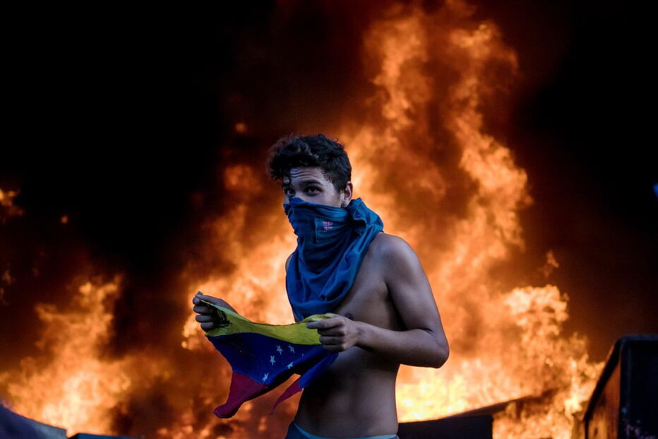 Grupo de encapuzados deitou fogo a gabinete do Supremo Tribunal da Venezuela