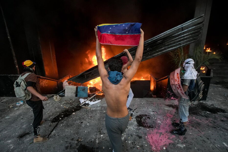 Grupo de encapuzados deitou fogo a gabinete do Supremo Tribunal da Venezuela