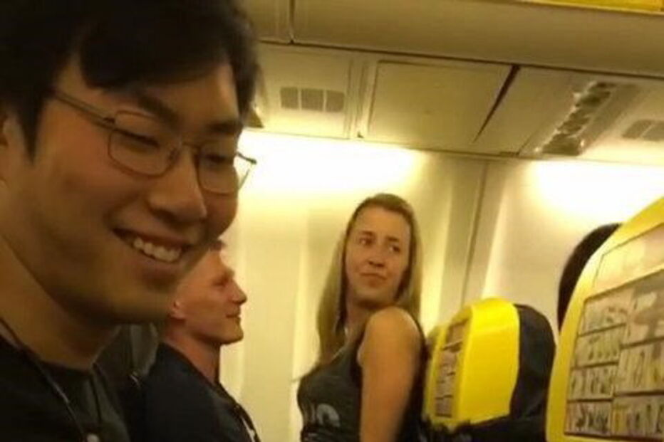 Shaun Edmonson foi filmado a fazer sexo num voo da Ryainair. O homem está noivo de Jenna, que está grávida