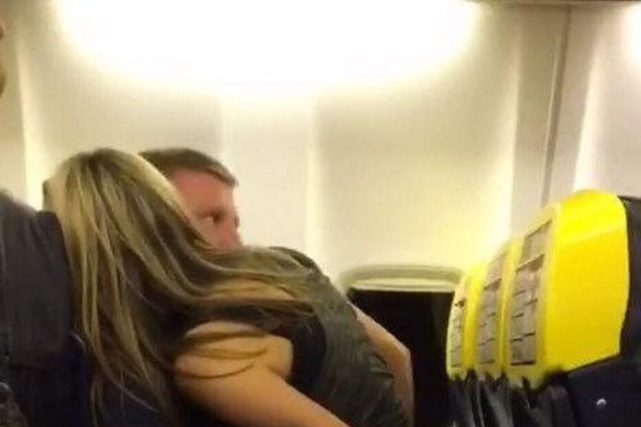 Shaun Edmonson foi filmado a fazer sexo num voo da Ryainair. O homem está noivo de Jenna, que está grávida