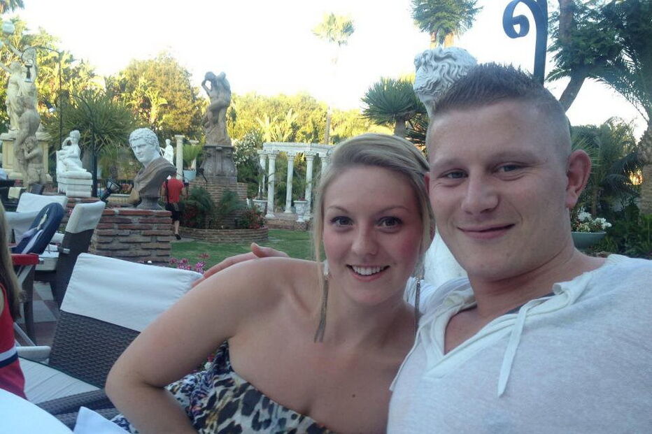 Shaun Edmonson foi filmado a fazer sexo num voo da Ryainair. O homem está noivo de Jenna, que está grávida