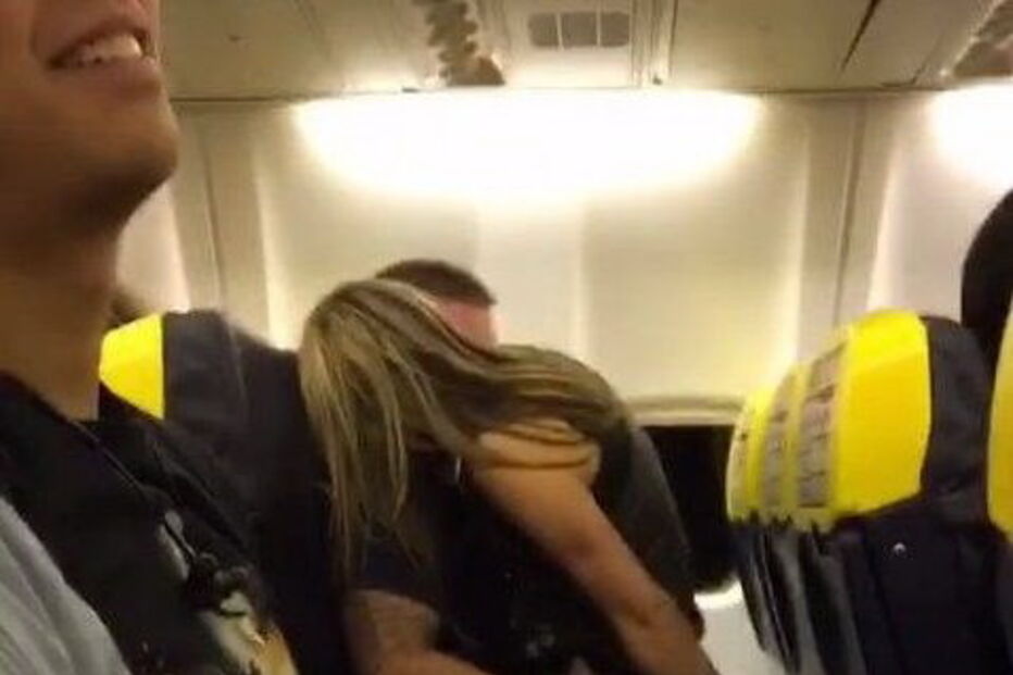 Shaun Edmonson foi filmado a fazer sexo num voo da Ryainair. O homem está noivo de Jenna, que está grávida