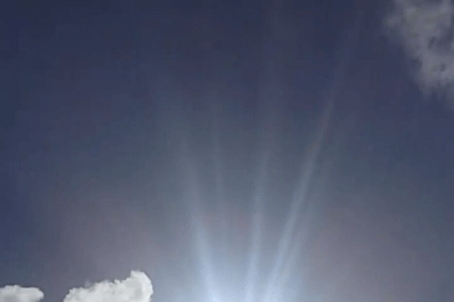 Vídeo captado no momento do alegado milagre mostra sol rodeado de luz forte e azulada a surgir por entre as nuvens