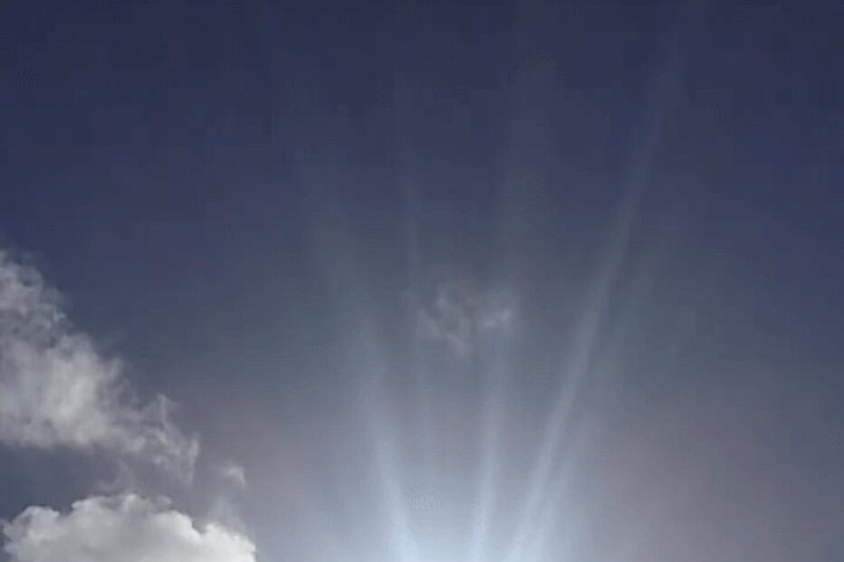 Vídeo captado no momento do alegado milagre mostra sol rodeado de luz forte e azulada a surgir por entre as nuvens
