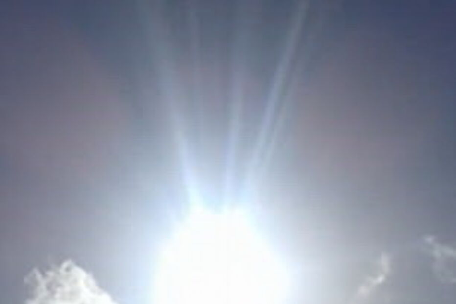 Vídeo captado no momento do alegado milagre mostra sol rodeado de luz forte e azulada a surgir por entre as nuvens