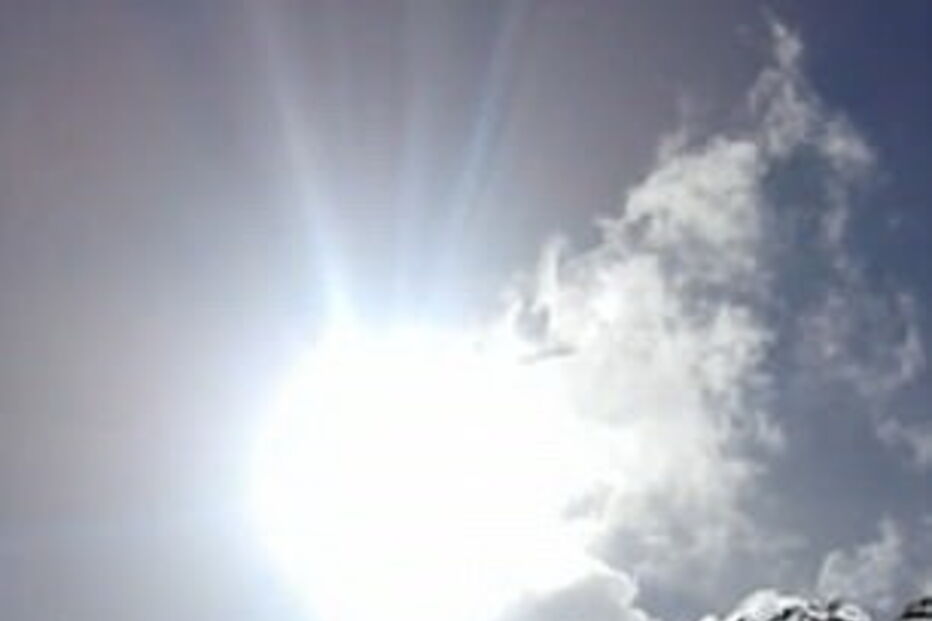 Vídeo captado no momento do alegado milagre mostra sol rodeado de luz forte e azulada a surgir por entre as nuvens