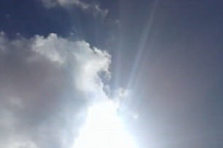 Vídeo captado no momento do alegado milagre mostra sol rodeado de luz forte e azulada a surgir por entre as nuvens