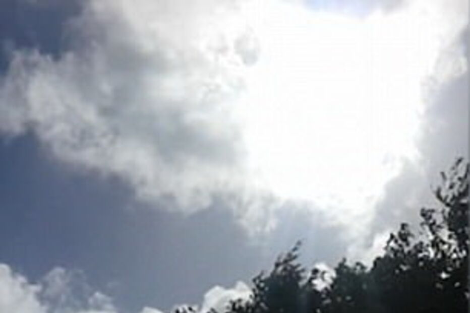 Vídeo captado no momento do alegado milagre mostra sol rodeado de luz forte e azulada a surgir por entre as nuvens