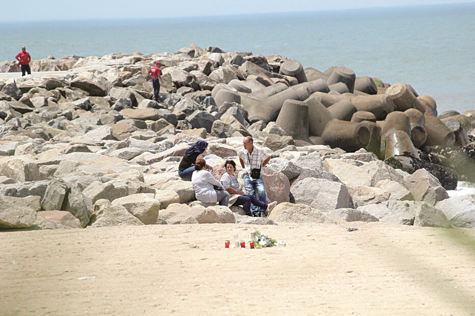 Pais de Daniel ontem junto ao mar da Costa Verde