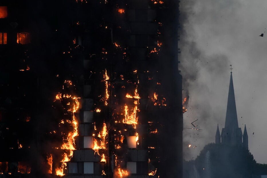 Torre residencial arde em Londres