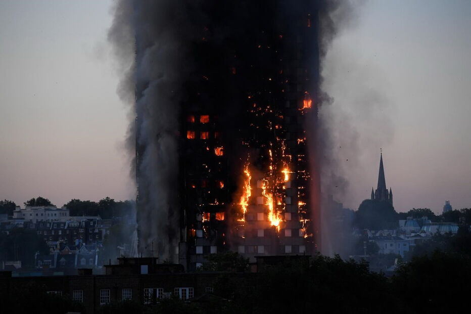 Torre residencial arde em Londres