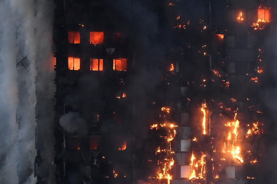 Torre residencial arde em Londres