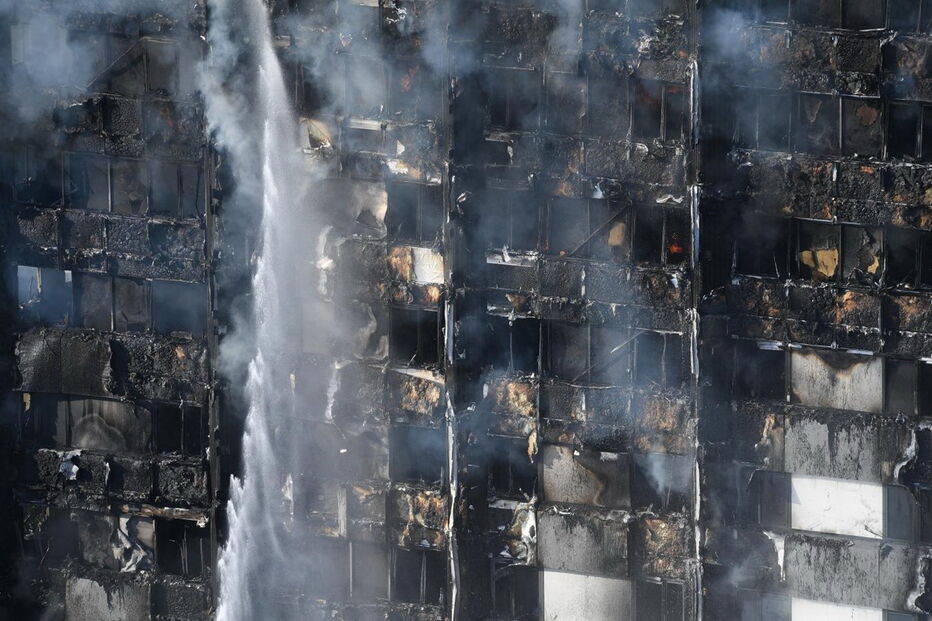 Torre residencial arde em Londres