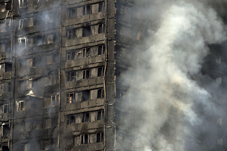 Torre residencial arde em Londres