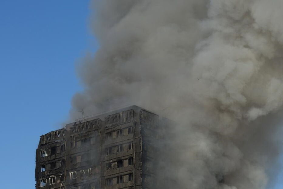 Torre residencial arde em Londres
