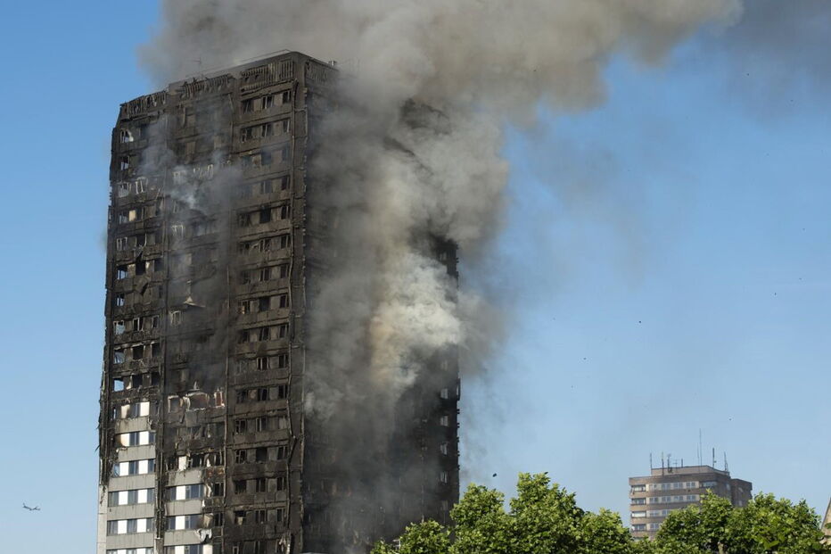 Torre residencial arde em Londres