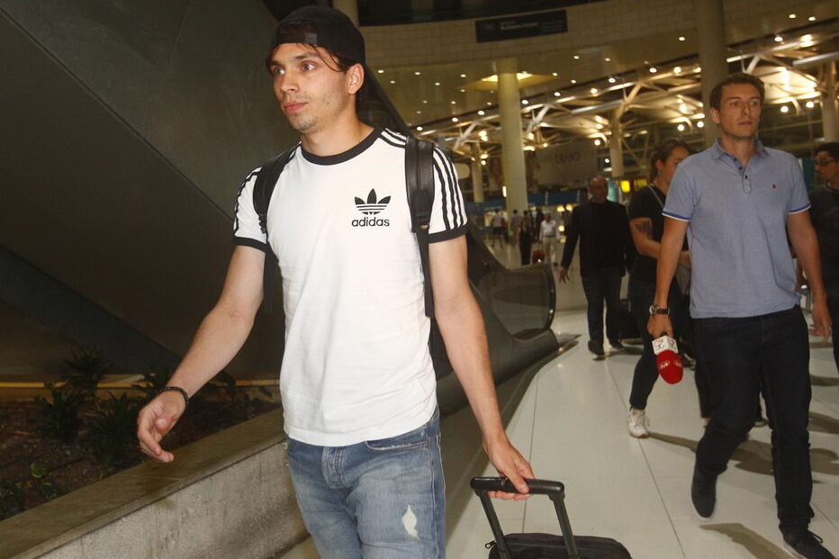 Krovinovic no aeroporto de Lisboa. Croata dado como certo no Benfica