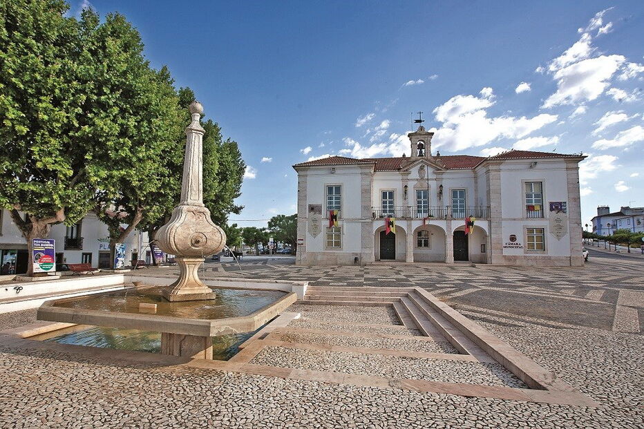 Redondo, Aldeia da Serra, Museu do Vinho, Vale, Vitorino, Museu do Barro de Redondo, Évora, Janita Salomé, Convento de São Paulo, praça da República, turismo, costumes e tradições