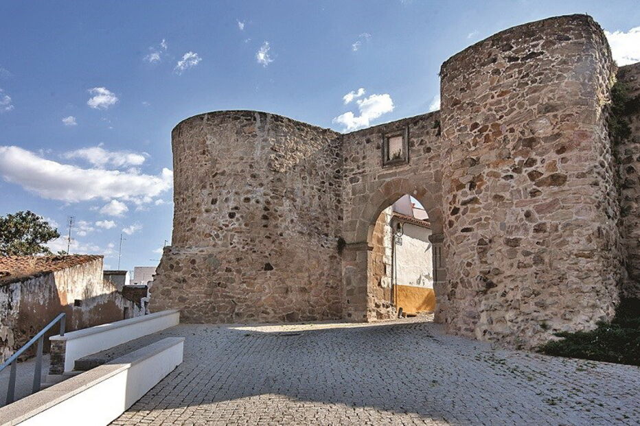 Redondo, Aldeia da Serra, Museu do Vinho, Vale, Vitorino, Museu do Barro de Redondo, Évora, Janita Salomé, Convento de São Paulo, praça da República, turismo, costumes e tradições