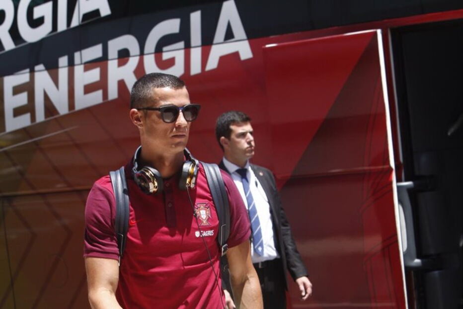 Cristiano Ronaldo foi abordado por jornalistas no aeroporto de Lisboa