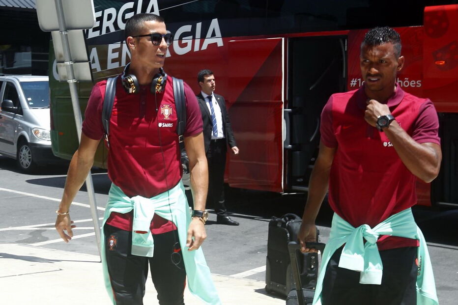 Cristiano Ronaldo foi abordado por jornalistas no aeroporto de Lisboa