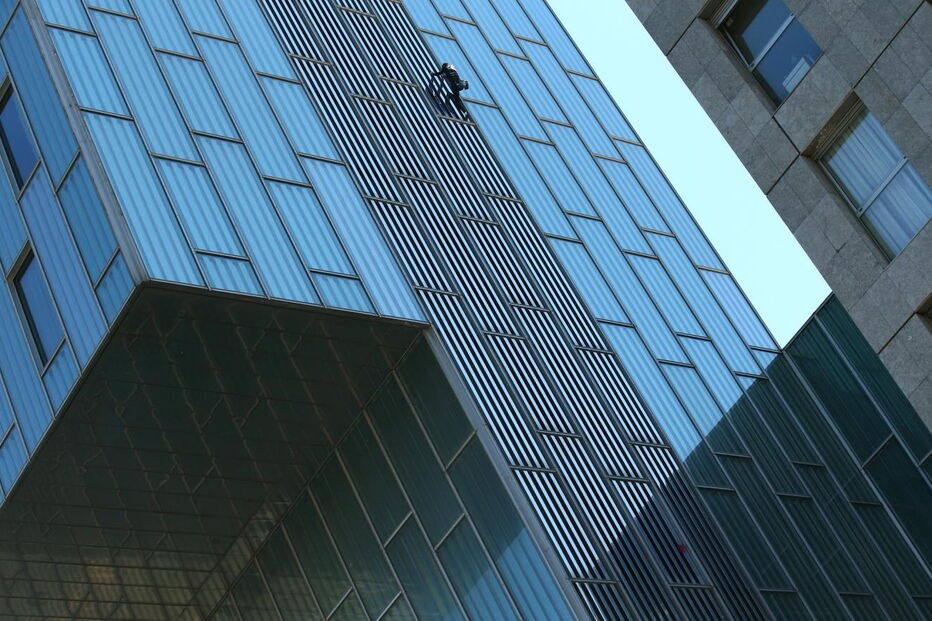 'Homem-Aranha' trepa prédio em Barcelona